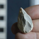¿Una pequeña herramienta de piedra o simplemente una piedra? Este es uno de los cientos de objetos similares encontrados en la cueva de Chiquihuite en México